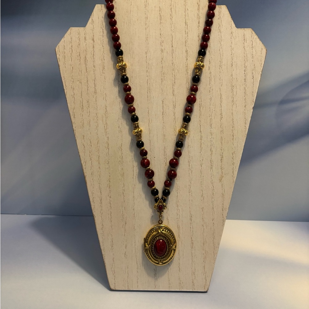 1928 Collection Gold Tone Marbled Burgundy & Black Beaded Locket Necklace 25”